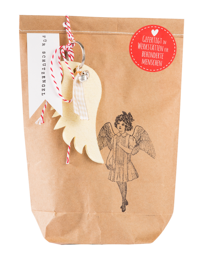 Braune Papiertüte mit daran ein Engelsflügel aus Filz. Auf dem Sack ein hübscher Engel.